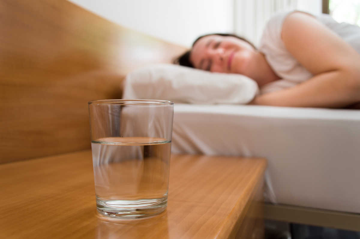 Γιατί να μην αφήνεις ποτήρι με νερό δίπλα στο κρεβάτι