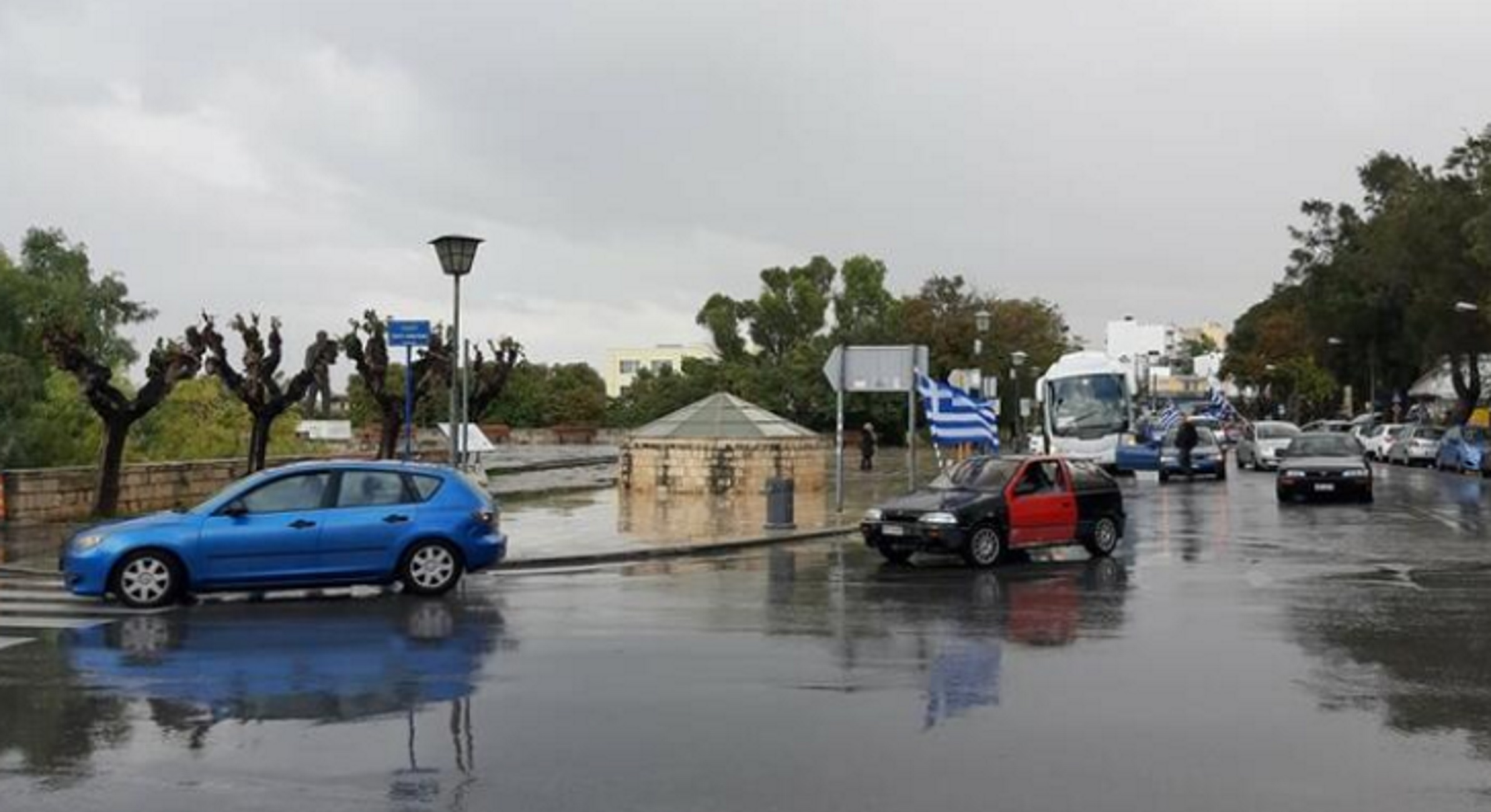 Ηράκλειο: Κέντρισε τα βλέμματα η μηχανοκίνητη παρέλαση! Εικόνες ντροπής στο μνημείο του Άγνωστου Στρατιώτη