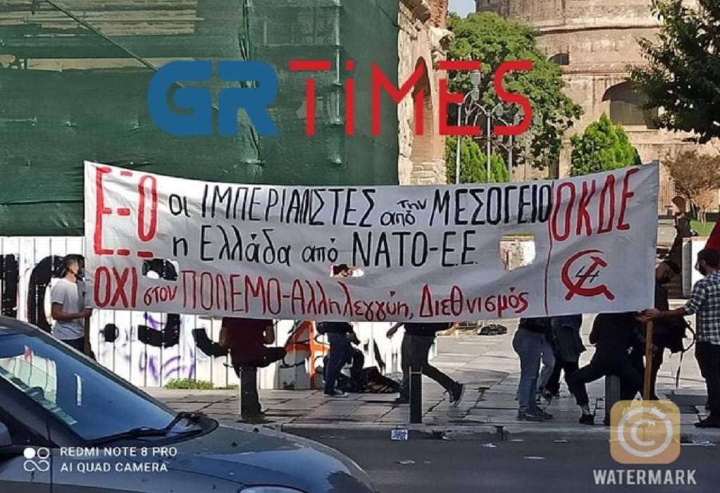 Θεσσαλονίκη: Μοτοπορεία από αναρχικούς και αντιπολεμική συγκέντρωση διαμαρτυρίας στην Καμάρα (Βίντεο)