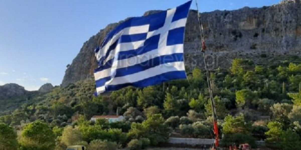 Προβοκάτσια στο Καστελλόριζο βλέπουν οι Τούρκοι: «Ύψωσαν γιγάντια ελληνική σημαία για να μας προκαλέσουν»