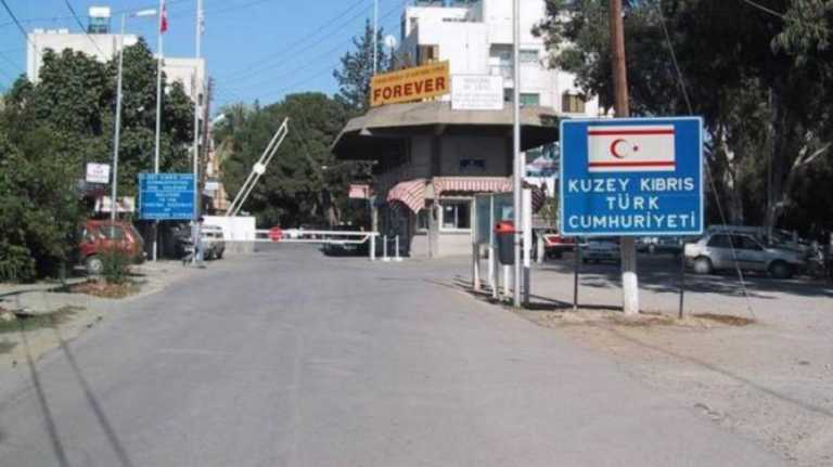 Τουρκοκύπριοι δημοσιογράφοι με τσιρότα στο στόμα – Καταγγέλλουν όργιο λογοκρισίας από την «ψευτοκυβέρνηση»