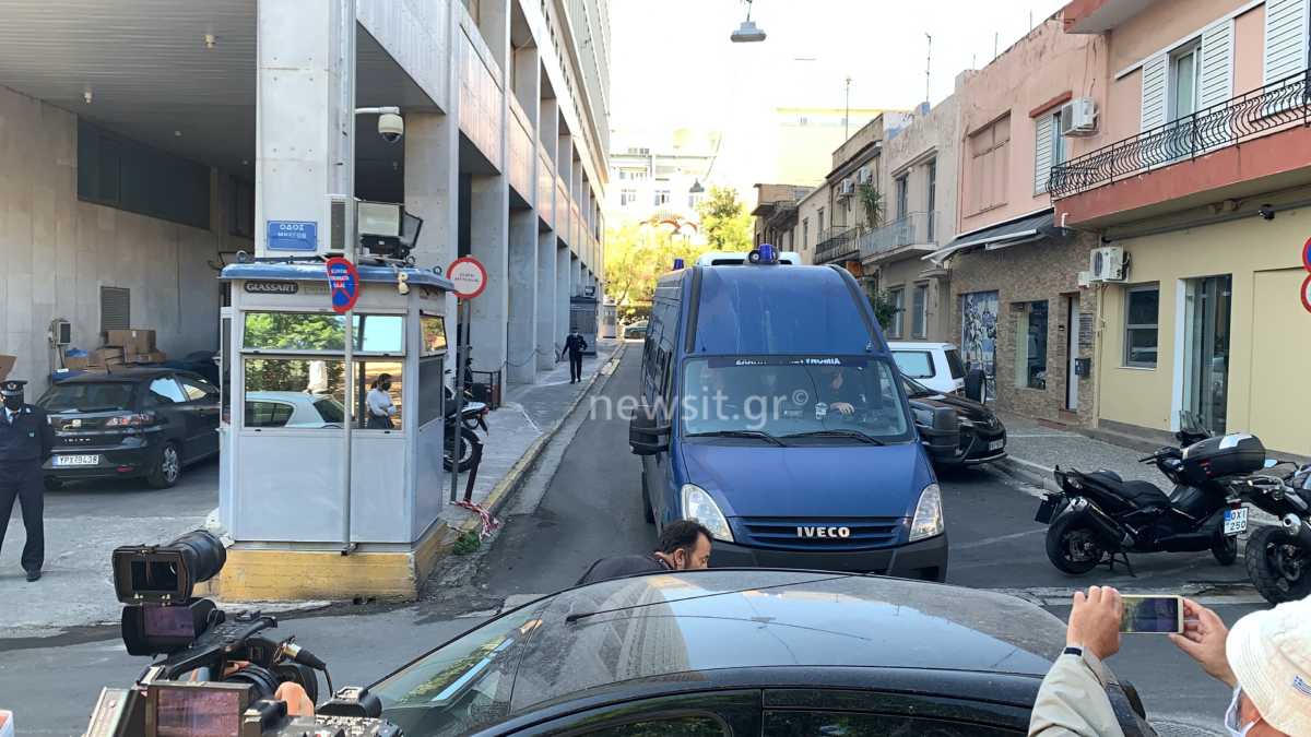 Χρυσή Αυγή: Στις φυλακές οδηγούνται οι καταδικασμένοι – Στο Δομοκό το διευθυντήριο – Παρούσα η Ουρανία Μιχαλολιάκου...