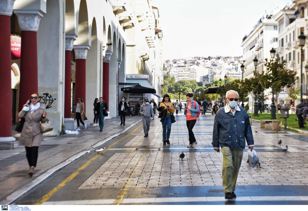 κόσμος με μάσκες για τον κορονοϊό