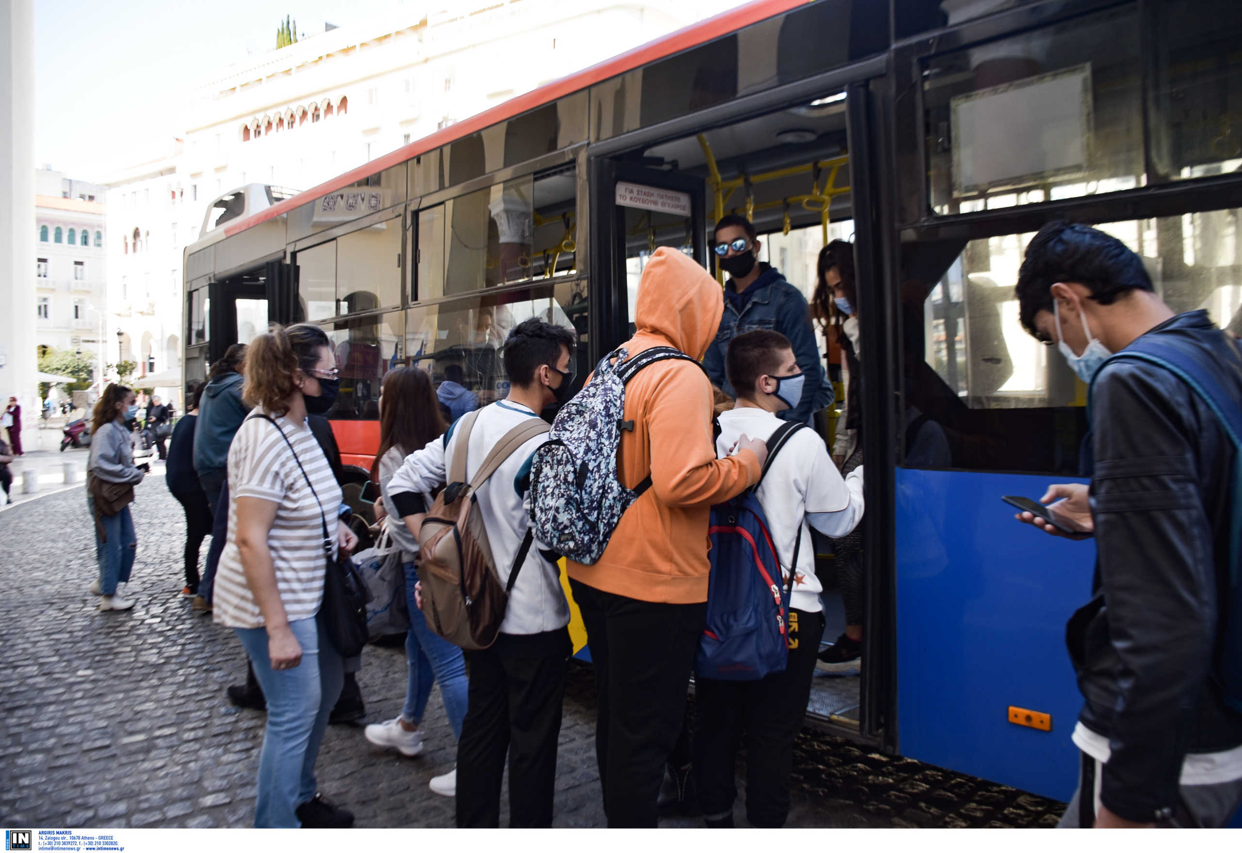 κόσμος με μάσκα σε λεωφορείο