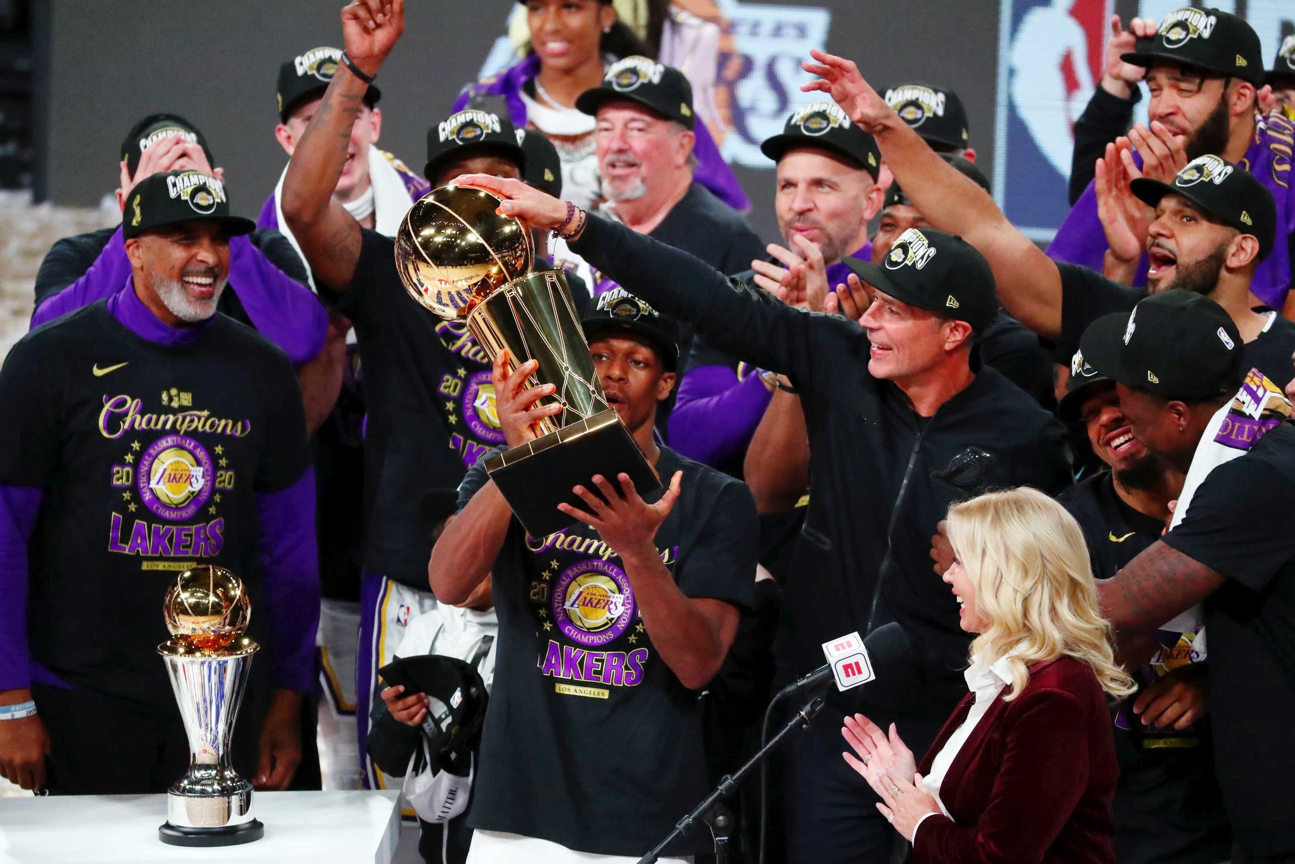NBA: Επέστρεψαν… στη θέση τους! Οι Lakers στέφθηκαν ξανά πρωταθλητές μετά από 10 χρόνια (pics, video)