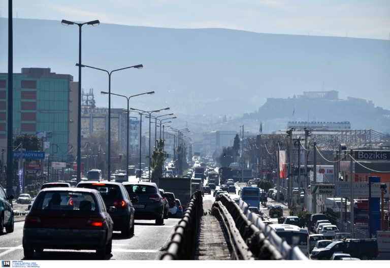 Αυξημένη κίνηση στη Λεωφόρο Αθηνών - Κορίνθου μετά από τροχαίο στο Χαϊδάρι