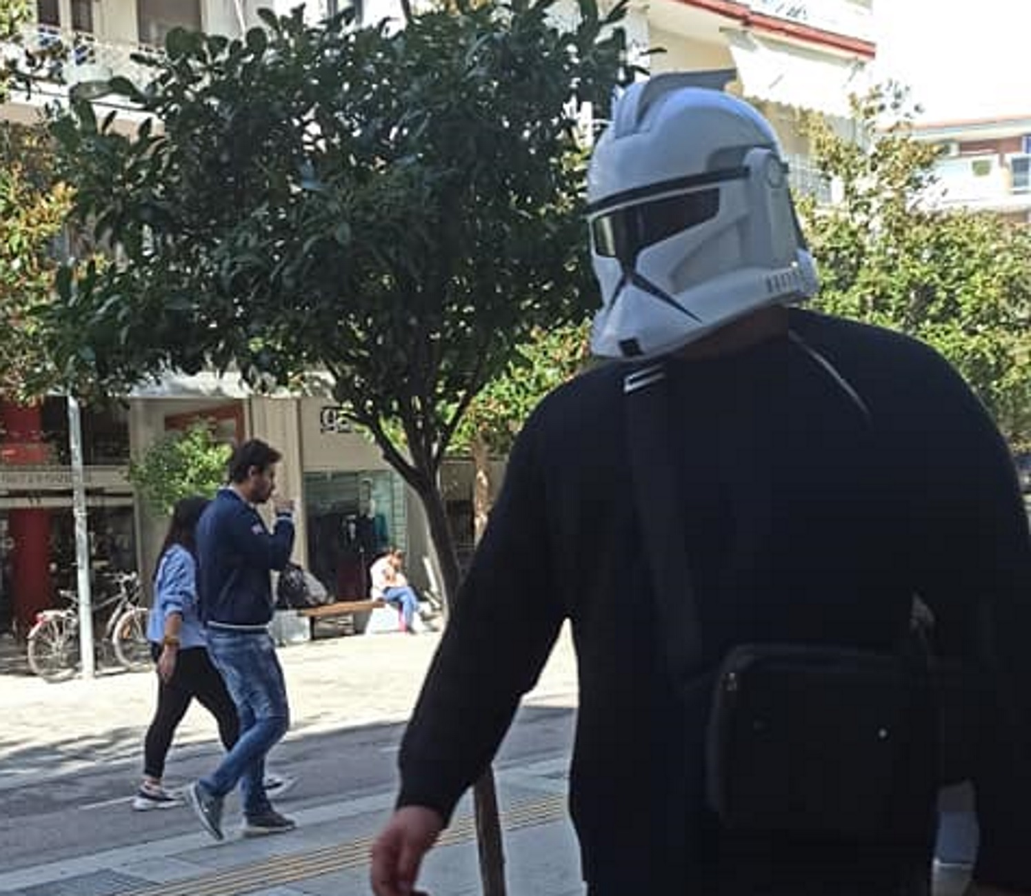 Σέρρες: Με μάσκα… Star Wars βγήκε για περίπατο! Δείτε τις εικόνες που κάνουν θραύση στο Facebook