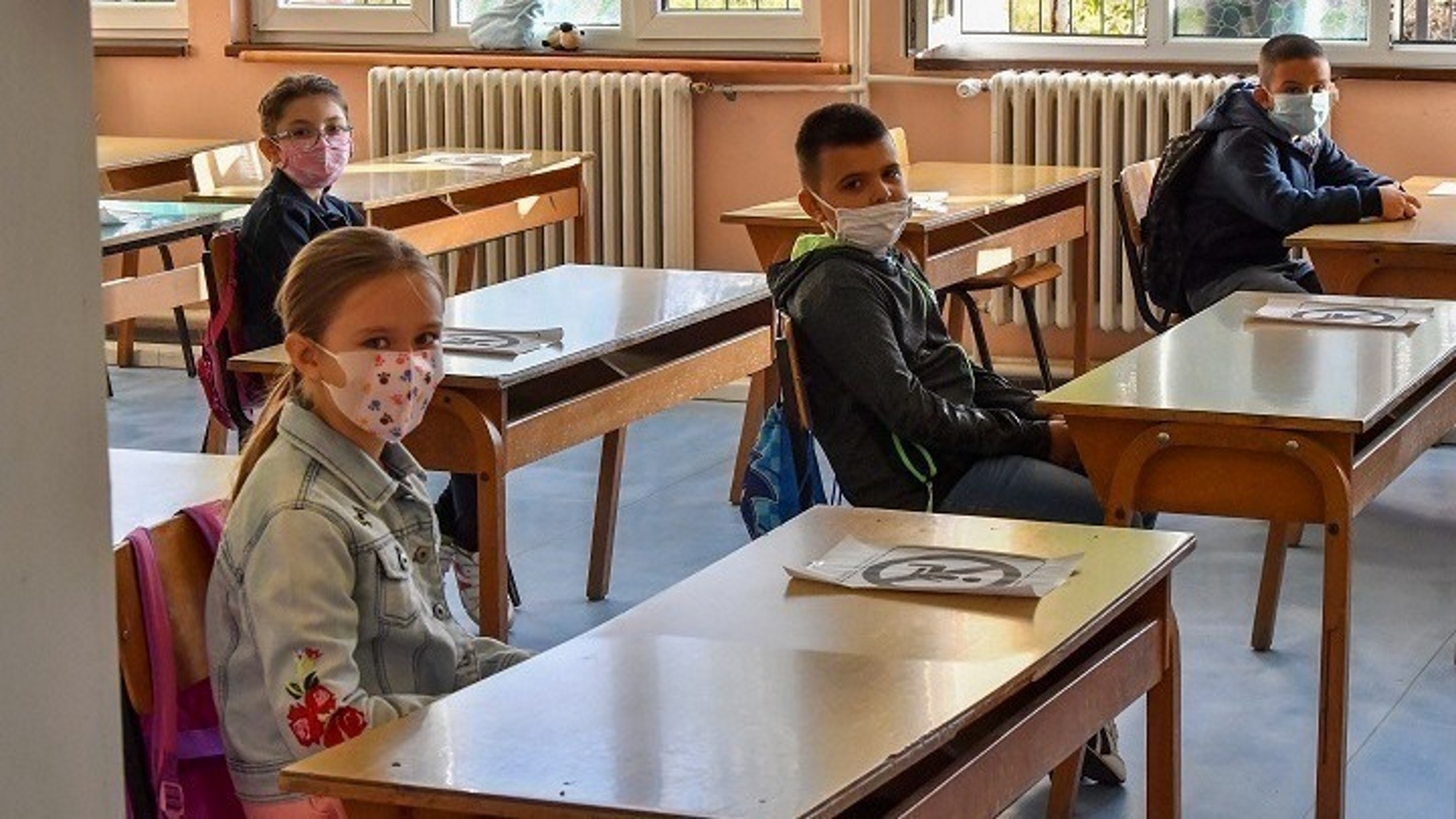σχολεία μαθητές με μάσκες για κορονοϊό