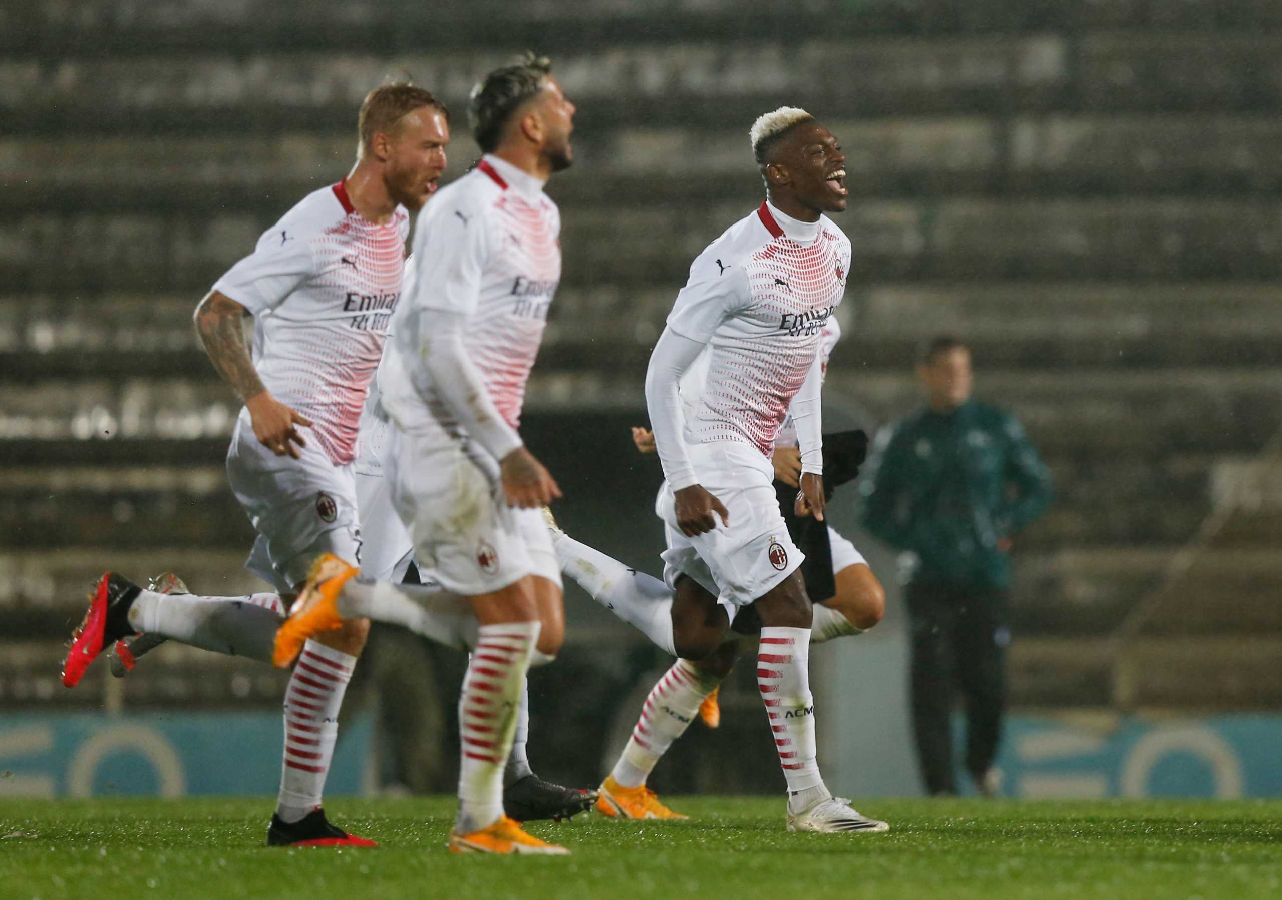 Soccer Football - Europa League - Play-off - Rio Ave v AC Milan - Estadio dos Arcos, Vila do Conde, Portugal - October 1, 2020. AC Milan’s Rafael Leao and teammates celebrate after winning the penalty shootout. REUTERS