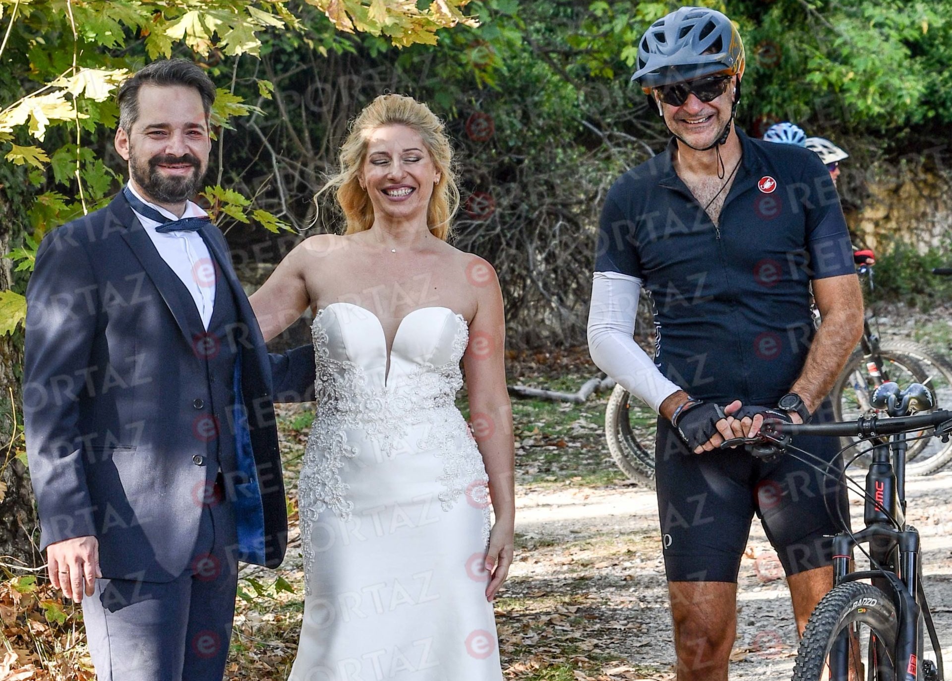Ο Κυριάκος Μητσοτάκης με το ποδήλατό του «διέκοψε» γαμήλια φωτογράφιση - Άναυδοι οι νεόνυμφοι!