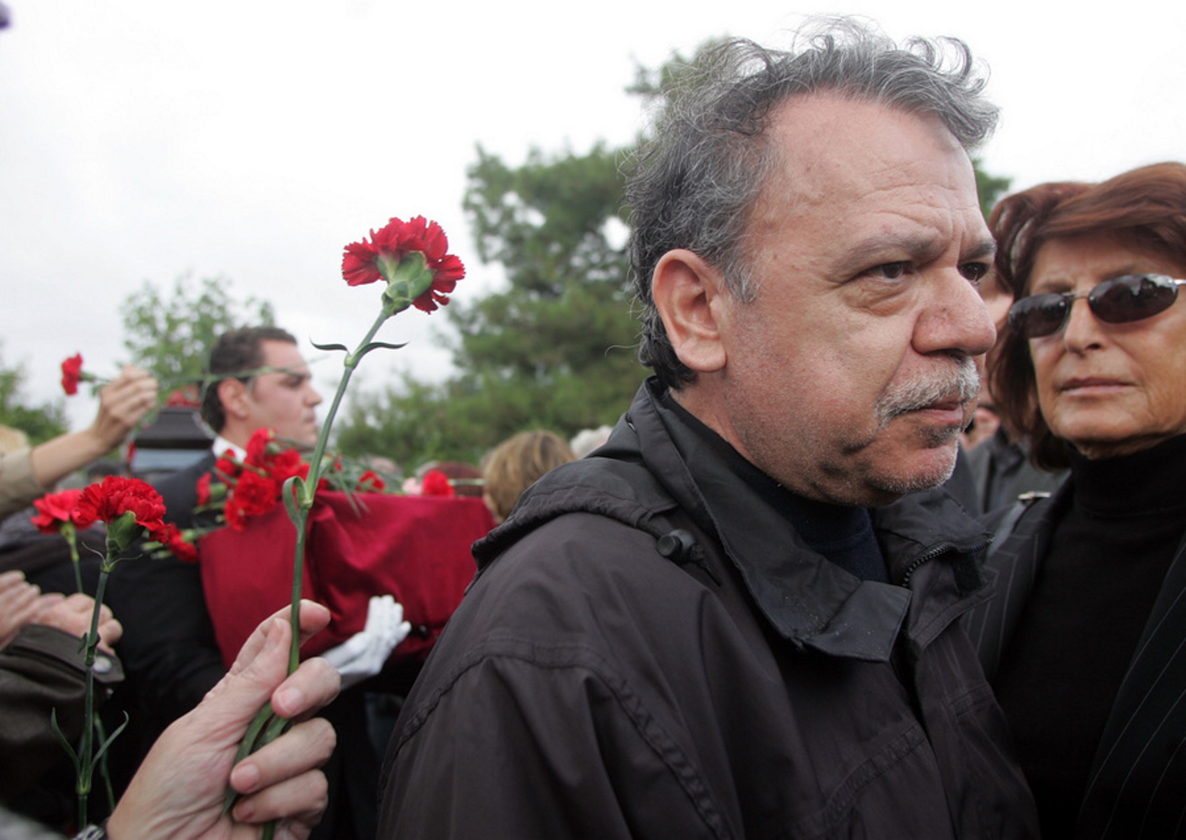 Ο γιος του Νίκου Μπελογιάννη και της Έλλης Παππά, Νίκος Μπελογιάννης, στην κηδεία της Έλλης Παπά, στο ΄Γ Νεκροταφείο, το Σάββατο 31 Οκτωβρίου 2009.