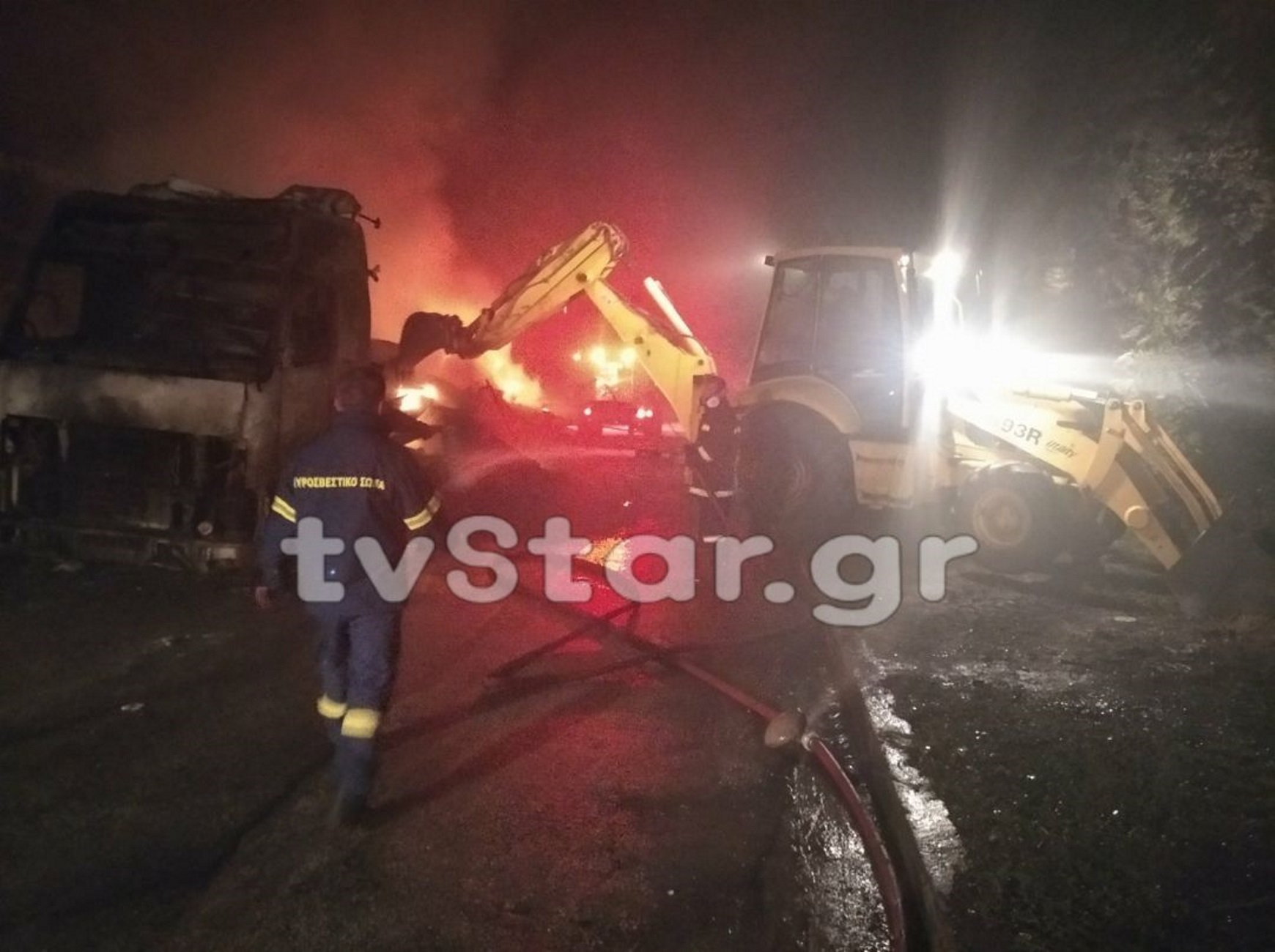 Φθιώτιδα: Φωτιά και εκρήξεις σε νταλίκα! Πανικός τα ξημερώματα στα Καμένα Βούρλα (Βίντεο)