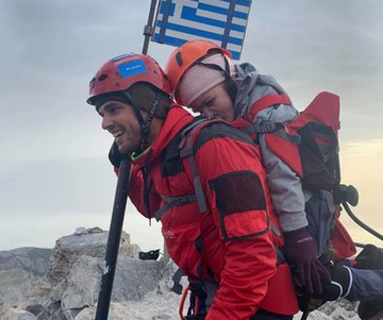 Όλυμπος: Η συγκινητική ιστορία πίσω από αυτή τη φωτογραφία! Ο Μάριος και η Ελευθερία στην κορυφή (Φωτό)