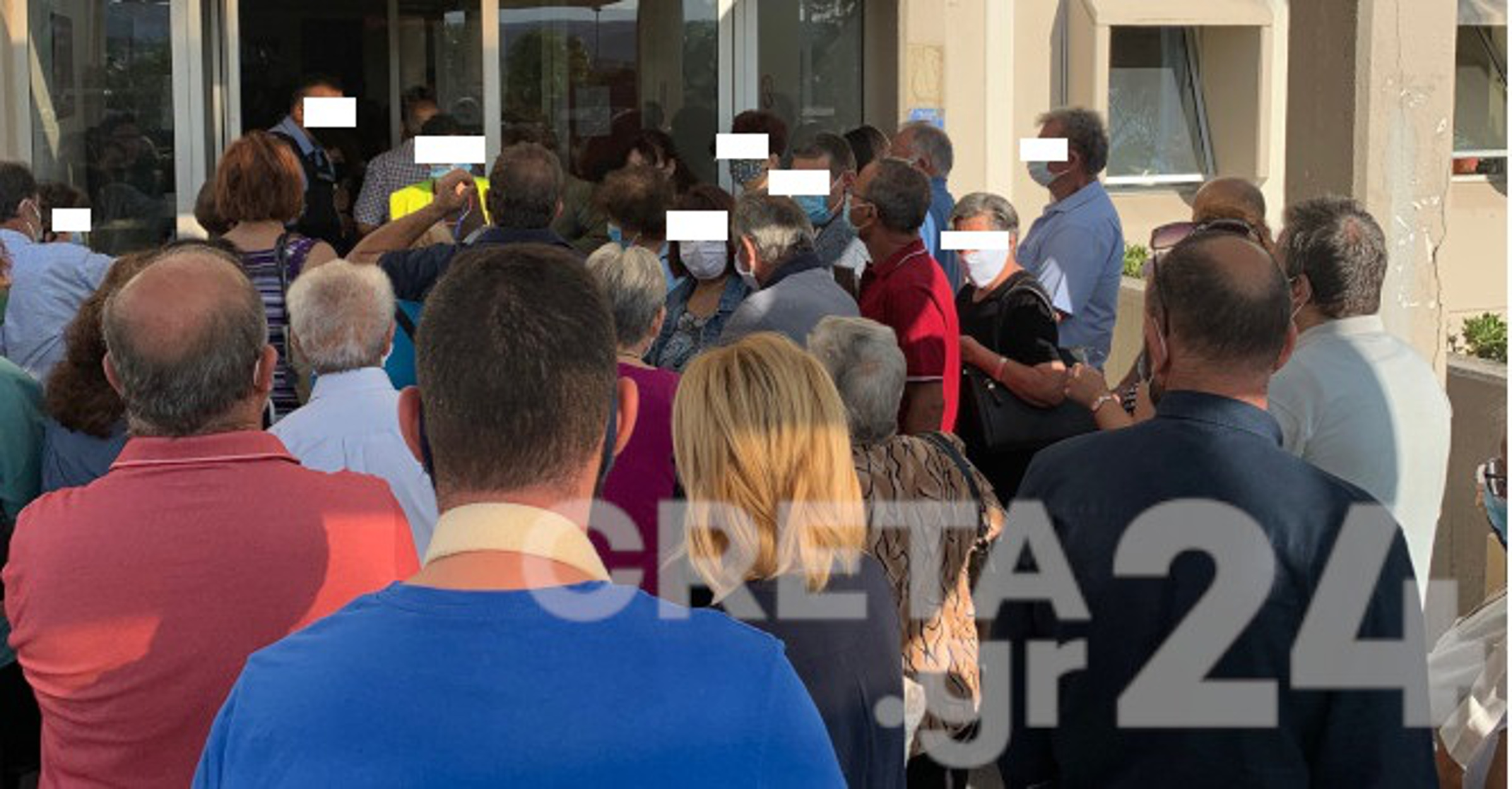 Κορονοϊός: Ανησυχητική κατάσταση στο ΠΑΓΝΗ – Ουρές και συνωστισμός για ένα ραντεβού (pics)