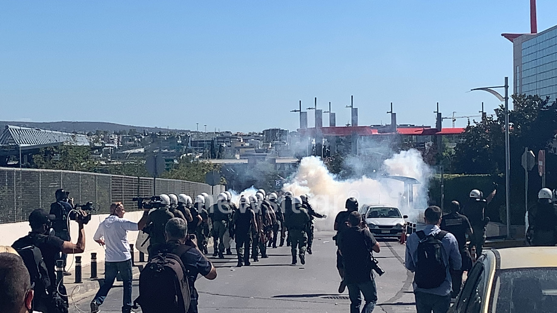 Ένταση έξω από το υπουργείο Παιδείας – Δακρυγόνα, πέτρες και… κυνηγητό σε συγκέντρωση μαθητών