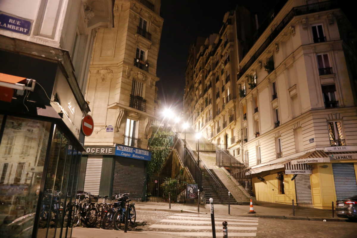 άδειοι δρόμοι λόγω κορονοϊού στη Μονμάρτη στο Παρίσι