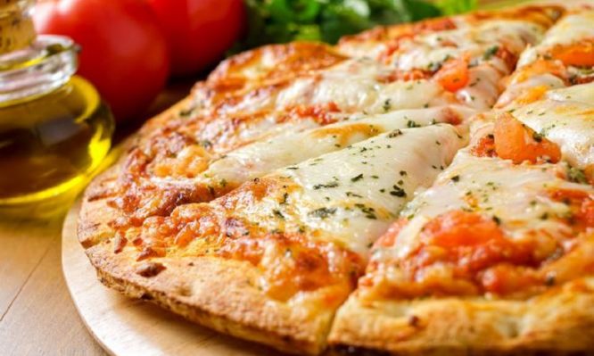 Βήμα – βήμα η συνταγή για να φτιάξετε την πιο τέλεια μοναστηριακή πίτσα