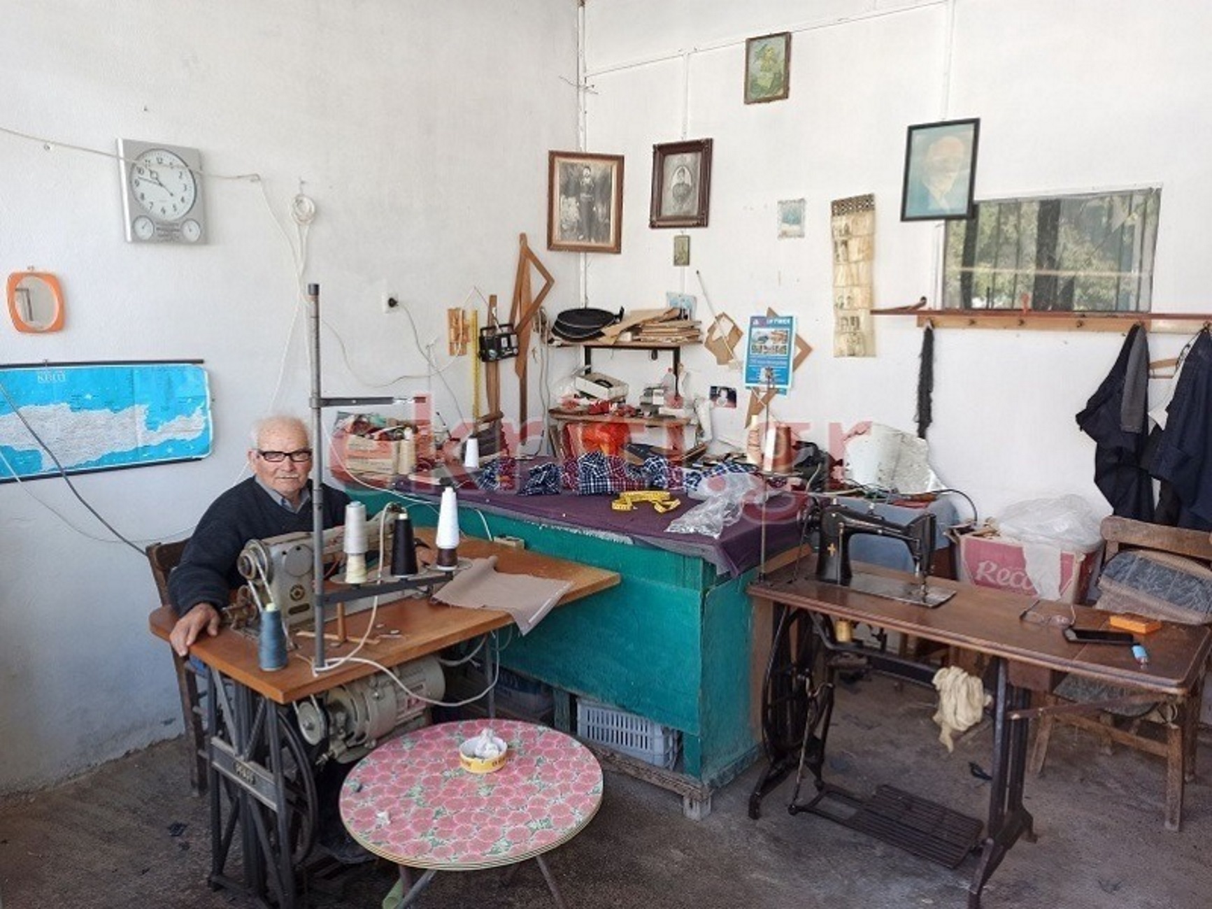 Κρήτη: Ο τελευταίος παραδοσιακός ράφτης και η φωτογραφία του Βενιζέλου με τη δική της ιστορία (Φωτό)