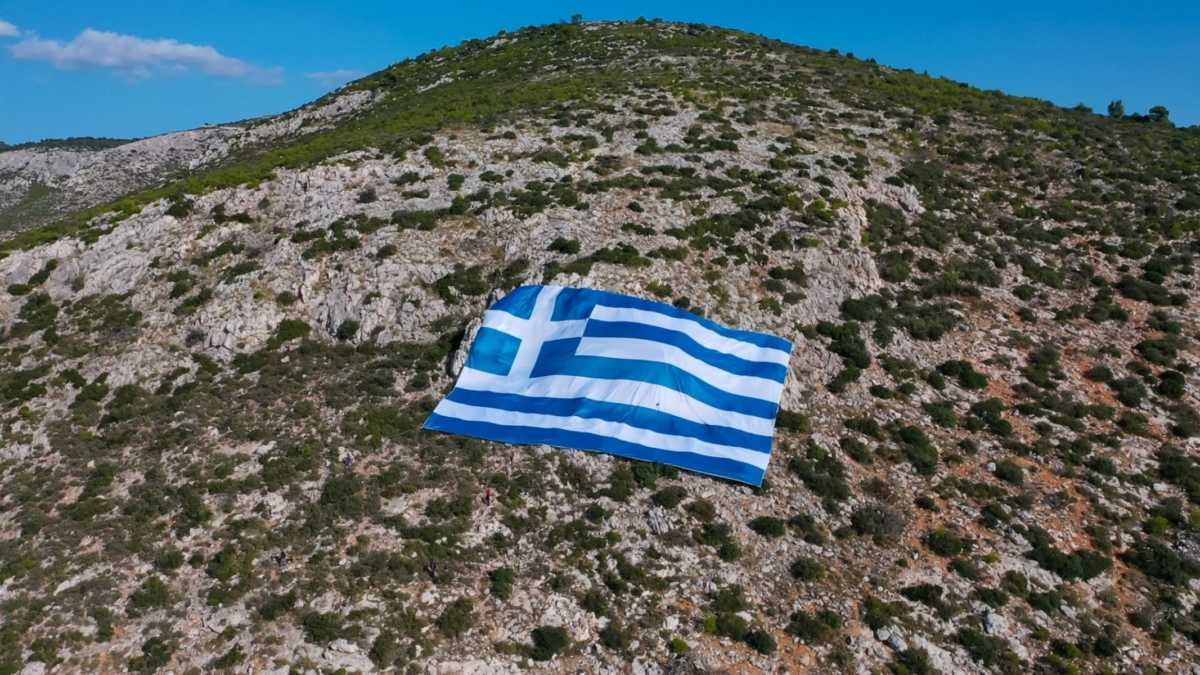 28η Οκτωβρίου: Με γιγαντιαία σημαία στον Υμηττό τιμά την επέτειο ο Δήμος Γλυφάδας