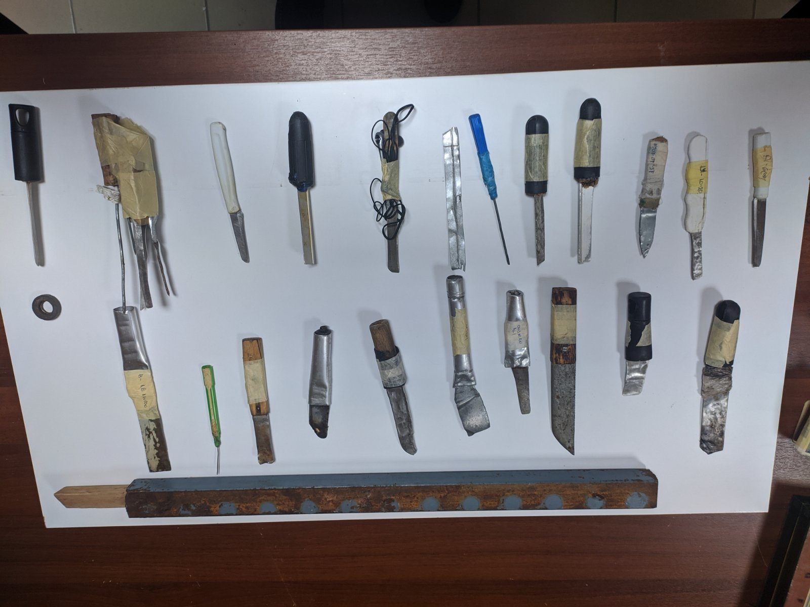 Έρευνα στις φυλακές Κορυδαλλού και Χανίων: Κρατούμενοι έκρυβαν μαχαίρια, κατσαβίδια και σουβλιά (pics)