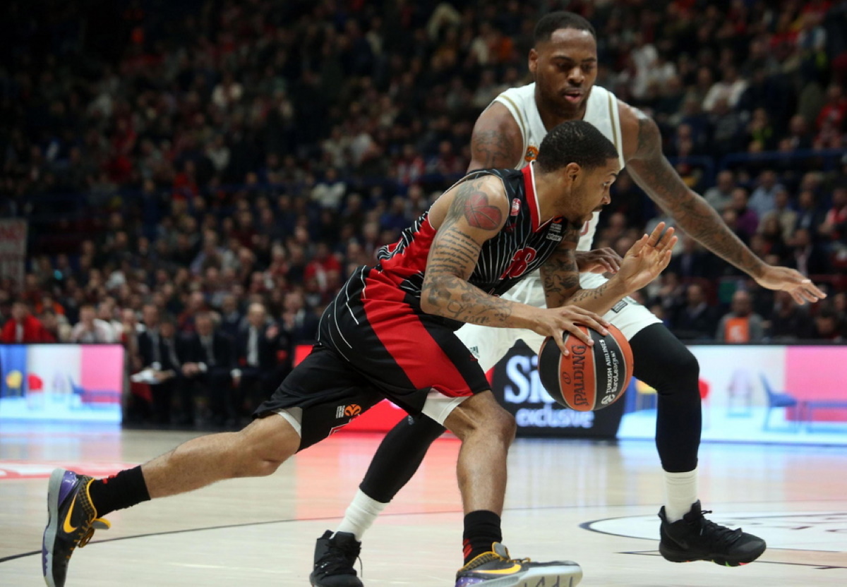 epa08115262 Armani Exchange Milano's Keifer Sykes (L) drives up to the basket against  Panathinaikos Opap Athens's Deshaun Thomas  during their Euroleague basketball match at the Assago Forum, Milan, Italy, 09 January 2020.  EPA