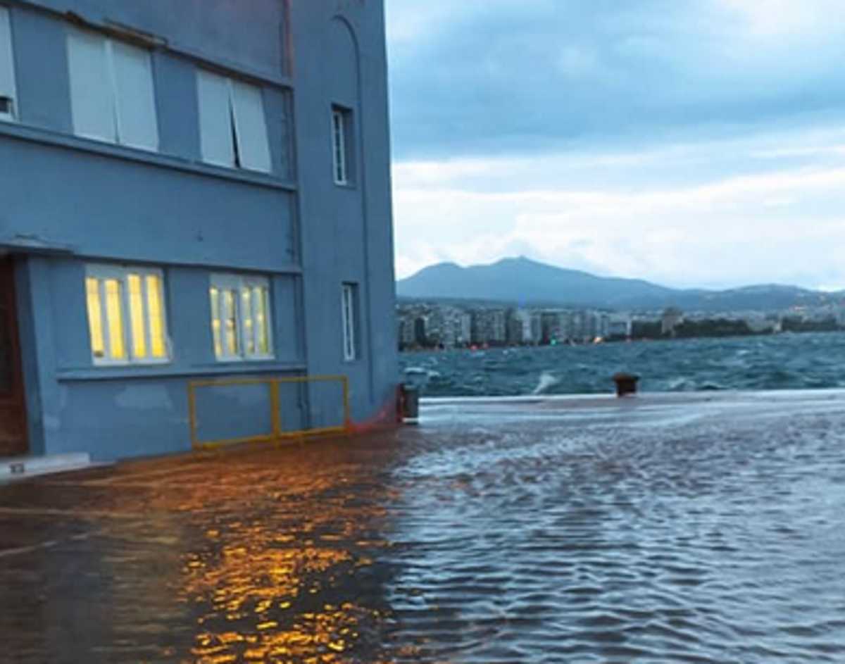 Θεσσαλονίκη: Απίστευτη εικόνα στη Λεωφόρο Νίκης με τη στεριά να γίνεται θάλασσα (Φωτό)