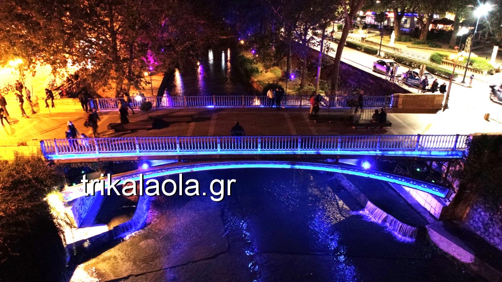 Τρίκαλα: Εντυπωσιακή φωταγώγηση της κεντρικής πεζογέφυρας! Η εξήγηση για το μπλε της χρώμα (Βίντεο)