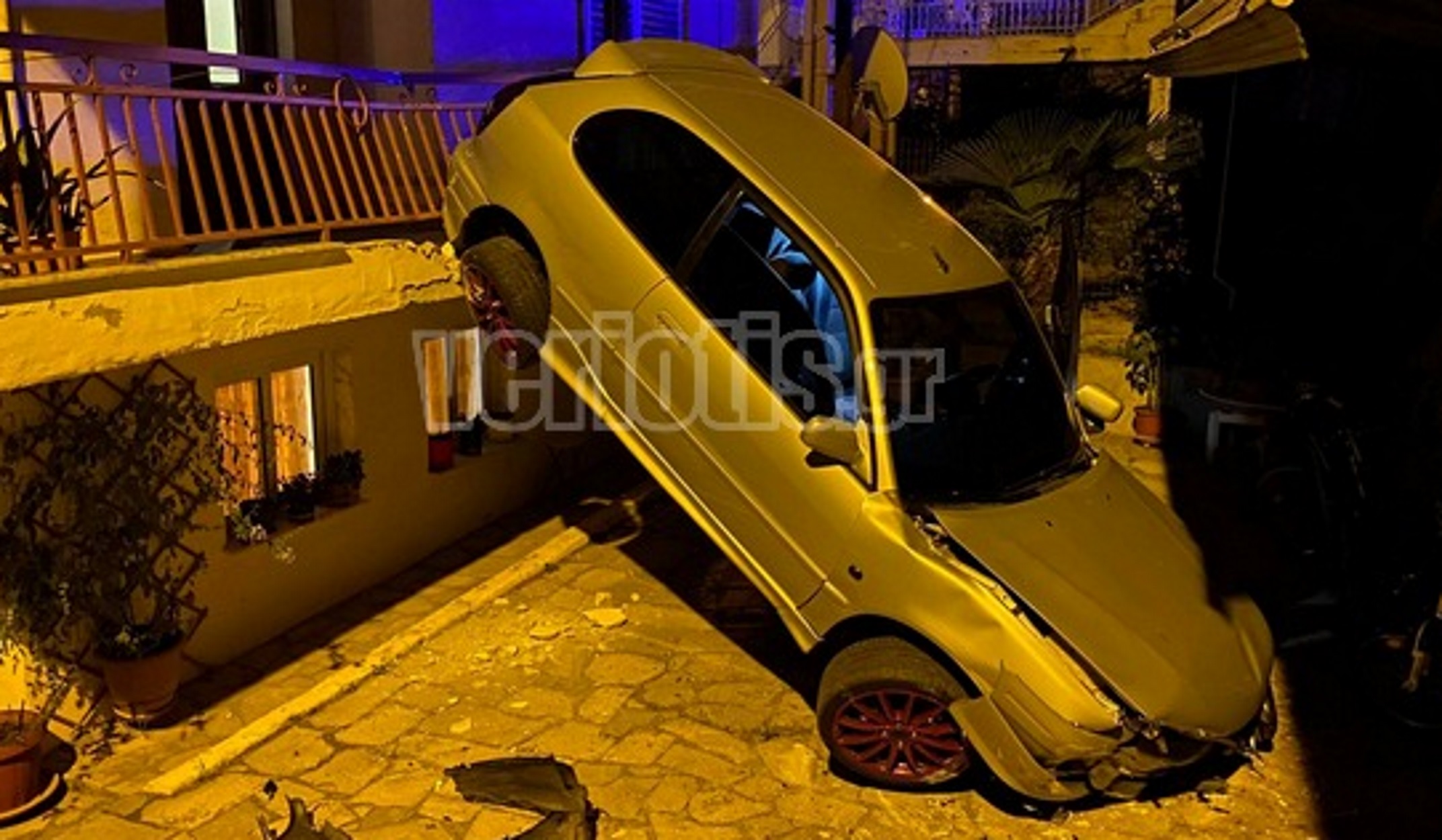 Σοκαριστικό τροχαίο στη Βέροια: Αυτοκίνητο “προσγειώθηκε” σε αυλή σπιτιού! (pics)