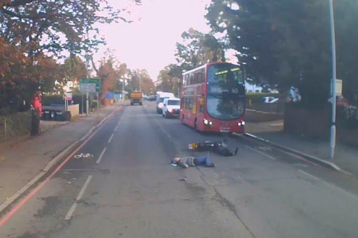 Εικόνες-σοκ! Μοτοσικλετιστής χτυπά πεζό και δευτερόλεπτα μετά περνά… λεωφορείο