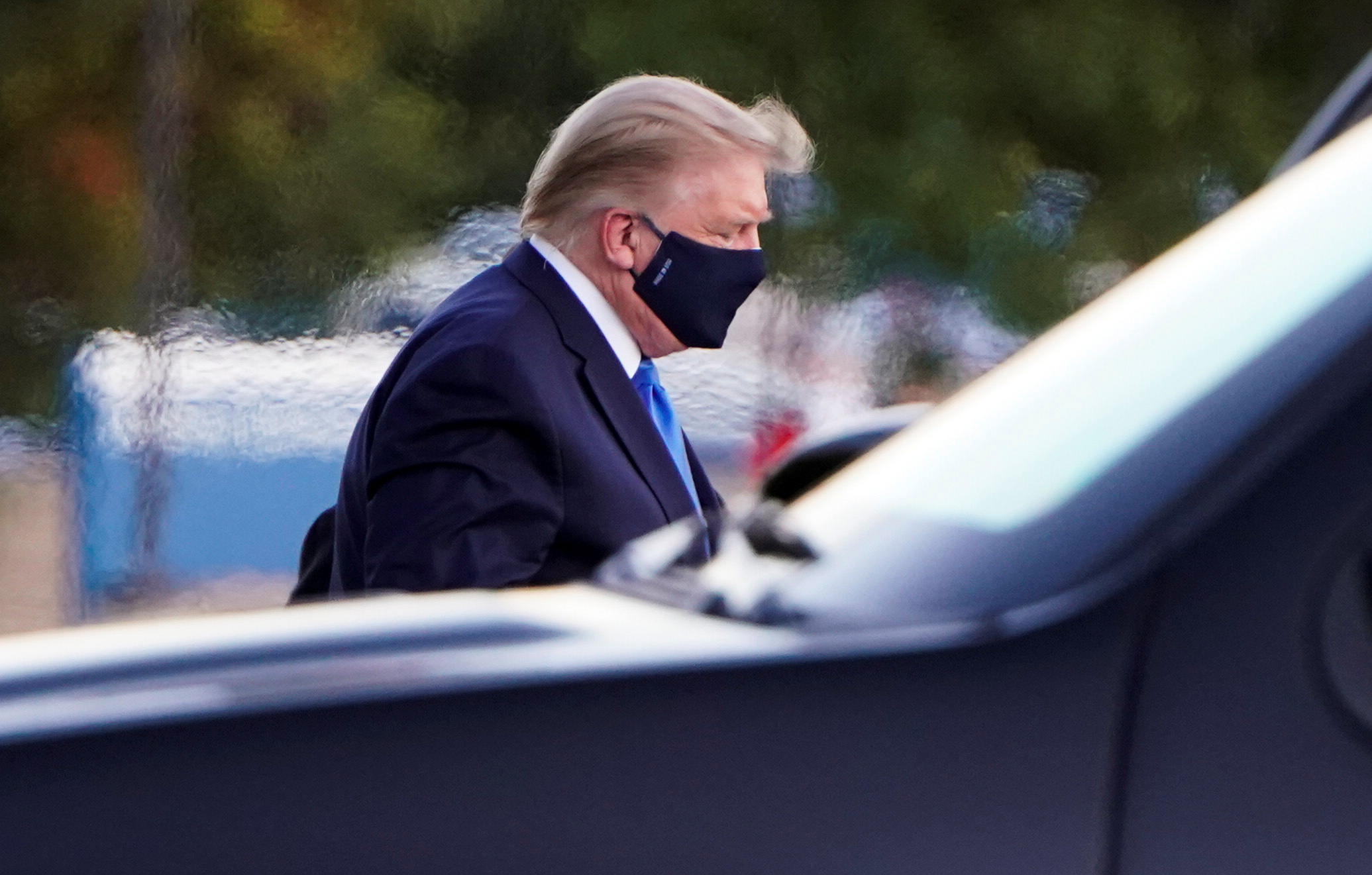 U.S. President Donald Trump arrives at Walter Reed National Military Medical Center by helicopter after the White House announced that he "will be working from the presidential offices at Walter Reed for the next few days" after testing positive for the coronavirus disease (COVID-19), in Bethesda, Maryland, U.S., October 2, 2020.  REUTERS