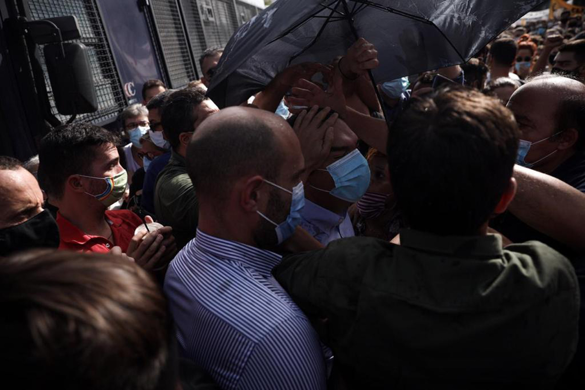 Δίκη Χρυσής Αυγής: Πέταξαν καφέδες στον Τσίπρα και του έβαλαν… ομπρελάκι για τον προστατεύσουν! (pics)