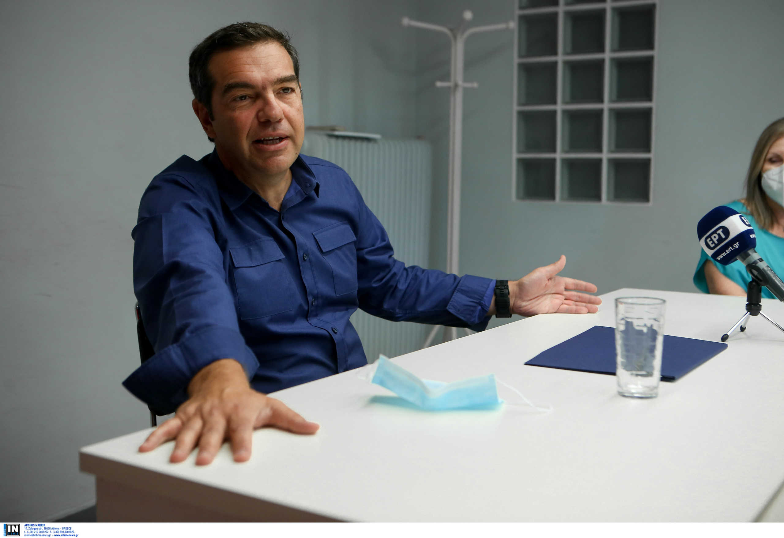 Πέτσας: Ο Τσίπρας προτιμά να τον ξέρουν ως το “λαϊκό παιδί”