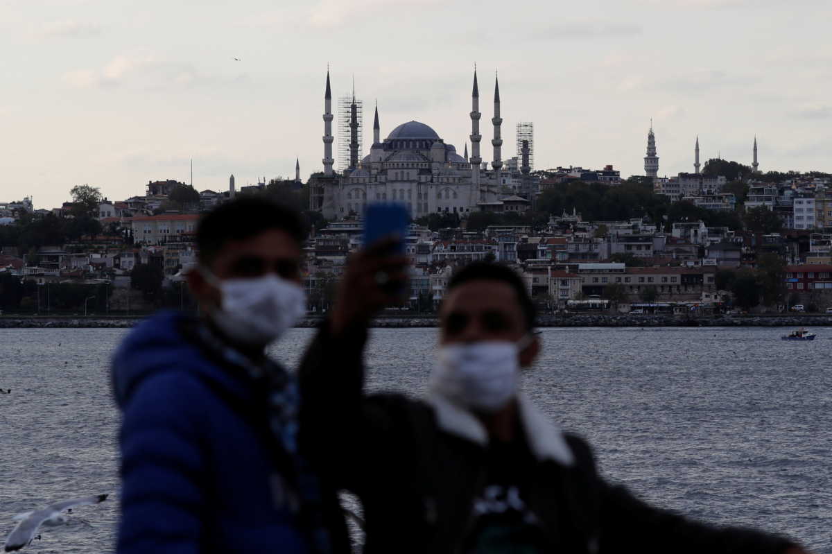 άνδρες με προστατευτική μάσκα για τον κορονοϊό στην Τουρκία