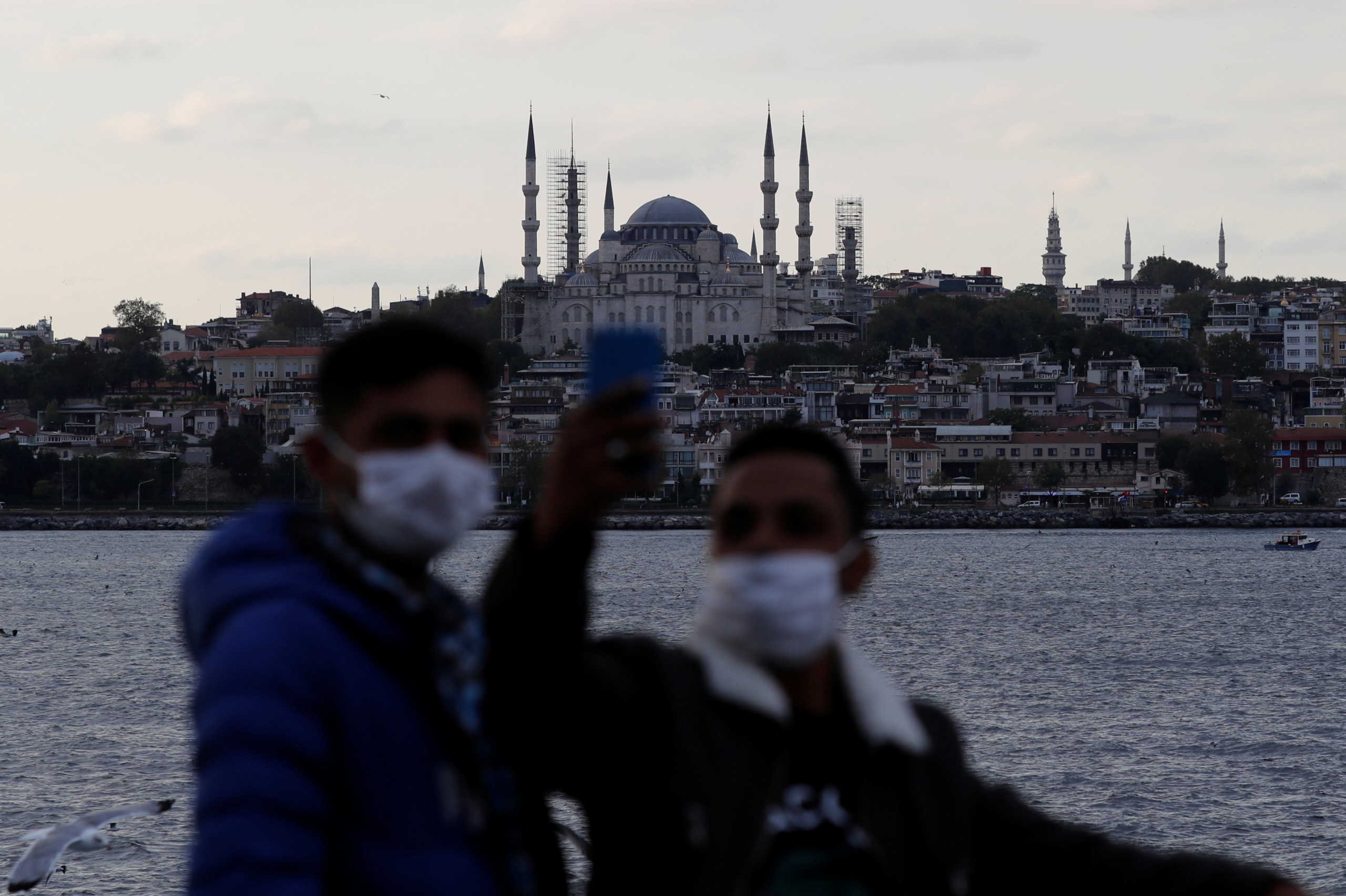 άνδρες με προστατευτική μάσκα για τον κορονοϊό στην Τουρκία