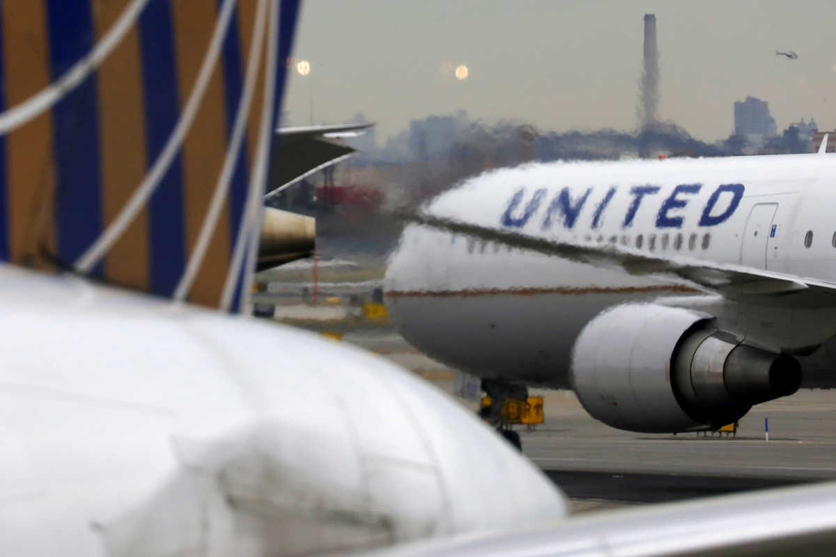 Ασθενής με κορονοϊό πέθανε «στον αέρα»: Πανικός σε πτήση της United Airlines