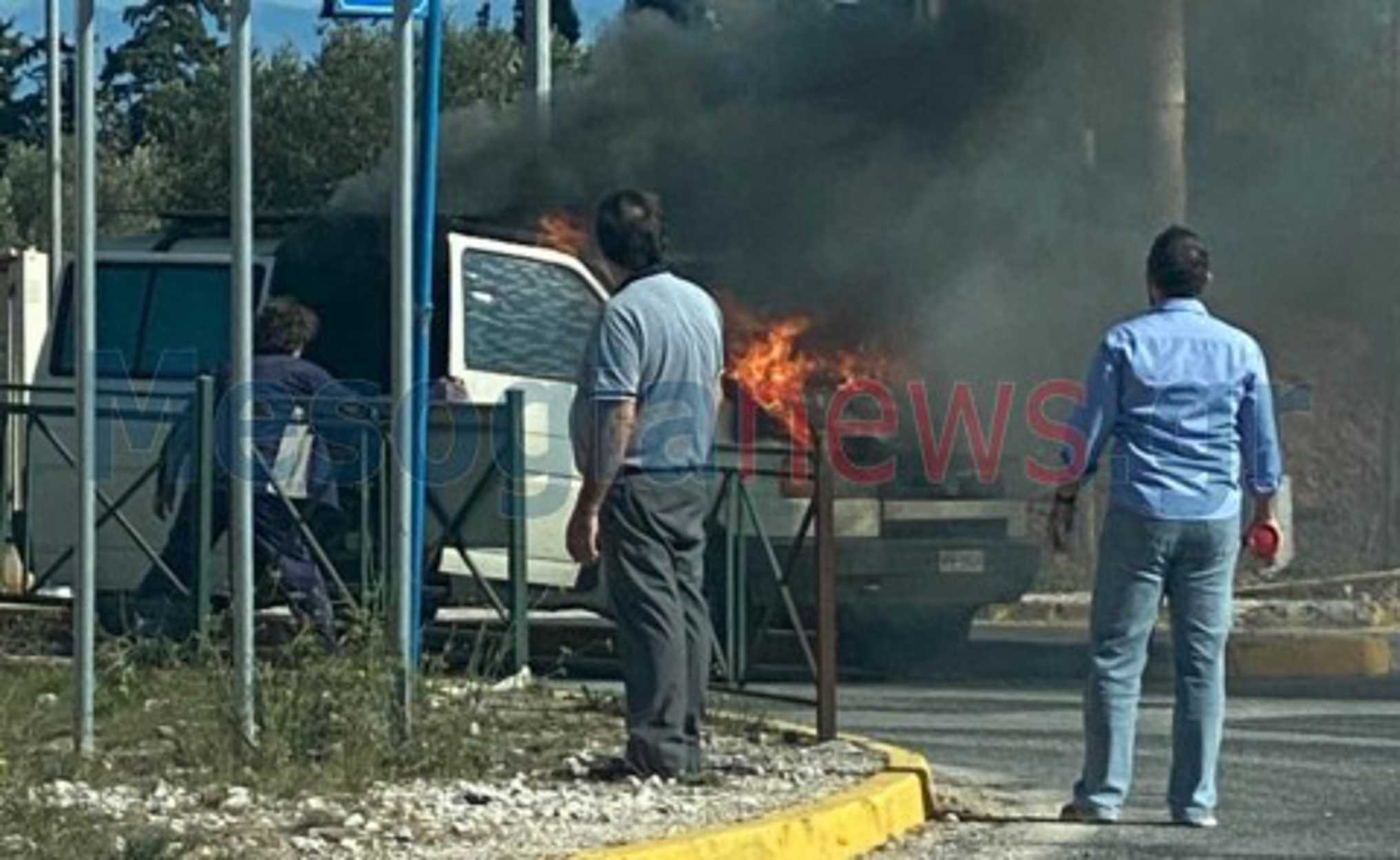 Κορωπί: Βαν τυλίχτηκε στις φλόγες (pic)