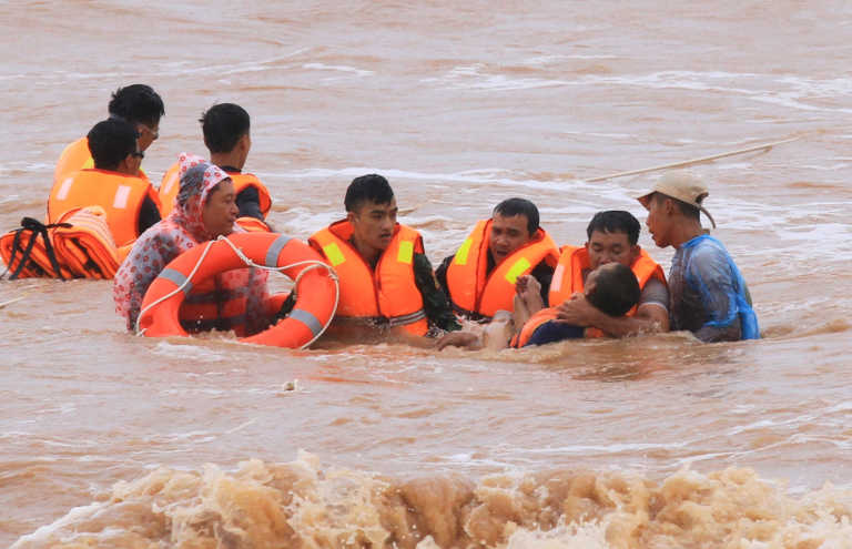 Πλημμύρες σαρώνουν Βιετνάμ και Καμπότζη: Δεκάδες νεκροί και αγνοούμενοι (pics, vid)