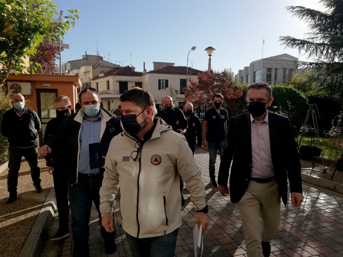Ο υφυπουργός Πολιτικής Προστασίας και Διαχείρισης Κρίσεων Νίκος Χαρδαλιάς, κατά την επίσκεψή του στην Κοζάνη, που έχει περάσει από χθες στο επίπεδο 4 Αυξημένου  Κινδύνου στο Χάρτη Υγειονομικής Ασφάλειας και Προστασίας της Ελληνικής Κυβέρνησης, το  Σάββατο 17 Οκτωβρίου 2020. Την ανησυχία του για την επιδημιολογική εικόνα που παρουσιάζουν η Κοζάνη, αλλά και πόλεις όπως η Καστοριά, η Θεσσαλονίκη και τα Ιωάννινα, εξέφρασε ο υφυπουργός για θέματα Πολιτικής Προστασίας Νίκος Χαρδαλιάς αμέσως μετά την σύσκεψη που πραγματοποιήθηκε στην Περιφέρεια δυτικής Μακεδονίας με τον Περιφερειάρχη, τους δημάρχους και τους εκπροσώπους φορέων της περιοχής. ΑΠΕ- ΜΠΕ