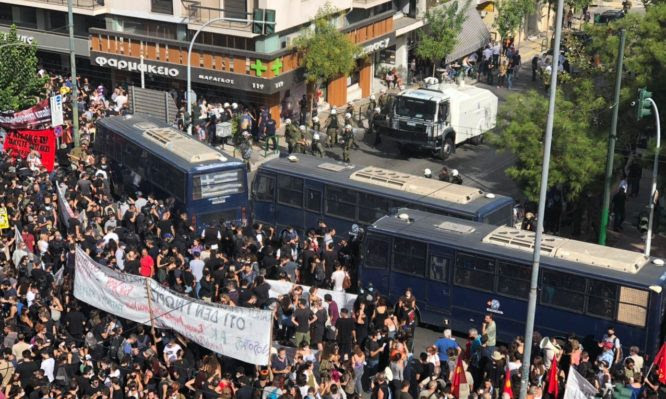 Έκκληση Κικίλια προς τους συγκεντρωμένους έξω από το Εφετείο για τα μέτρα κατά του κορονοϊού