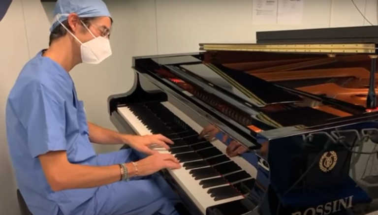 Ιταλία: Γιατρός έπαιζε πιάνο δίπλα σε 10χρονο ασθενή
