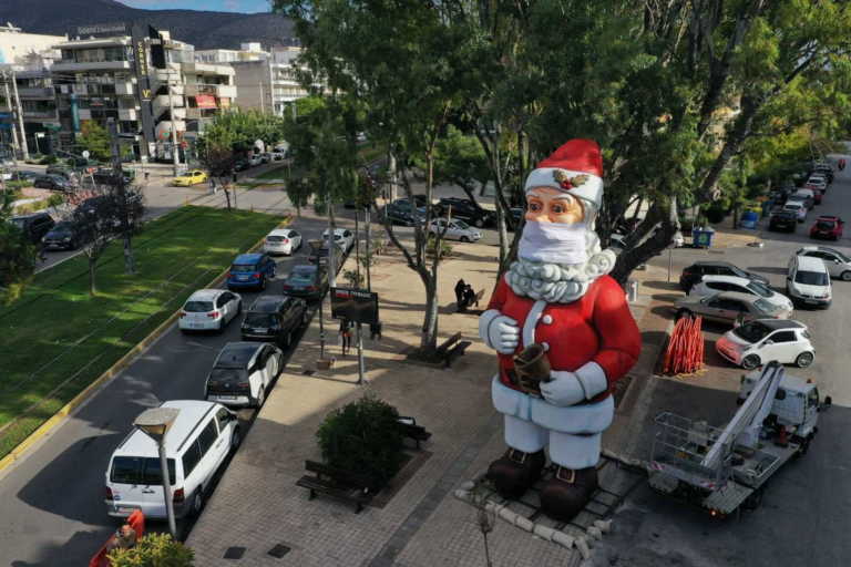 Πανύψηλος Άγιος Βασίλης με μάσκα στη Γλυφάδα! (pics)