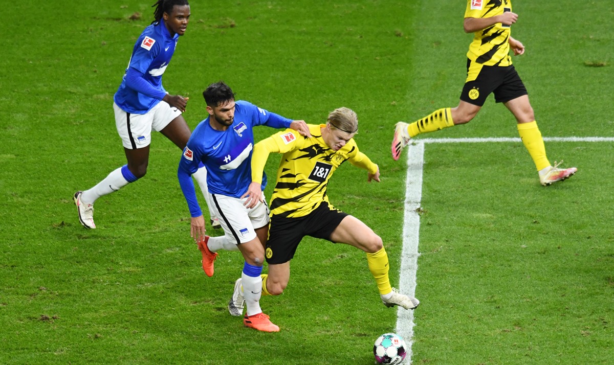 Soccer Football - Bundesliga - Hertha BSC v Borussia Dortmund - Olympiastadion, Berlin, Germany - November 21, 2020 Borussia Dortmund's Erling Braut Haaland in action with Hertha BSC's Marvin Plattenhardt REUTERS