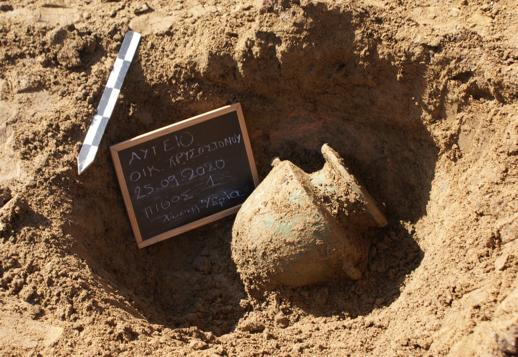 Ηλεία: Ανακαλύφθηκαν τάφοι 2.400 ετών της αρχαίας Ήλιδας (pics)