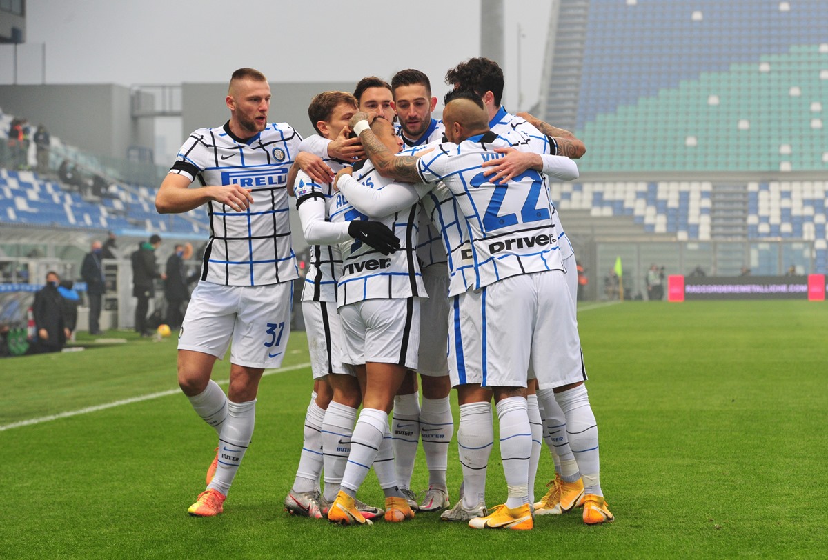Soccer Football - Serie A - U.S. Sassuolo v Inter Milan - Mapei Stadium - Citta del Tricolore, Reggio Emilia, Italy - November 28, 2020 Inter Milan's Alexis Sanchez celebrates scoring their first goal with teammates REUTERS