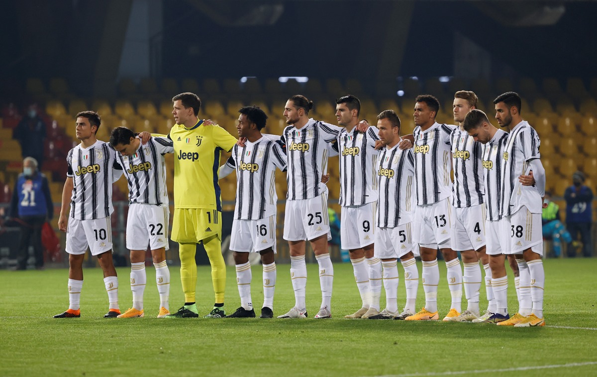 Soccer Football - Serie A - Benevento v Juventus - Stadio Ciro Vigorito, Benevento, Italy - November 28, 2020 Juventus players during a minute’s silence in memory of Diego Maradona before the match REUTERS