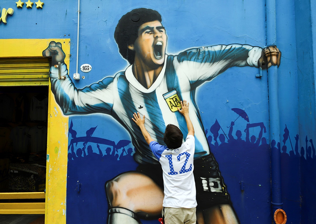 A fan mourns the death of soccer legend Diego Maradona, outside the Alberto J. Armando "La Bombonera" stadium, in Buenos Aires, Argentina November 25, 2020.  REUTERS