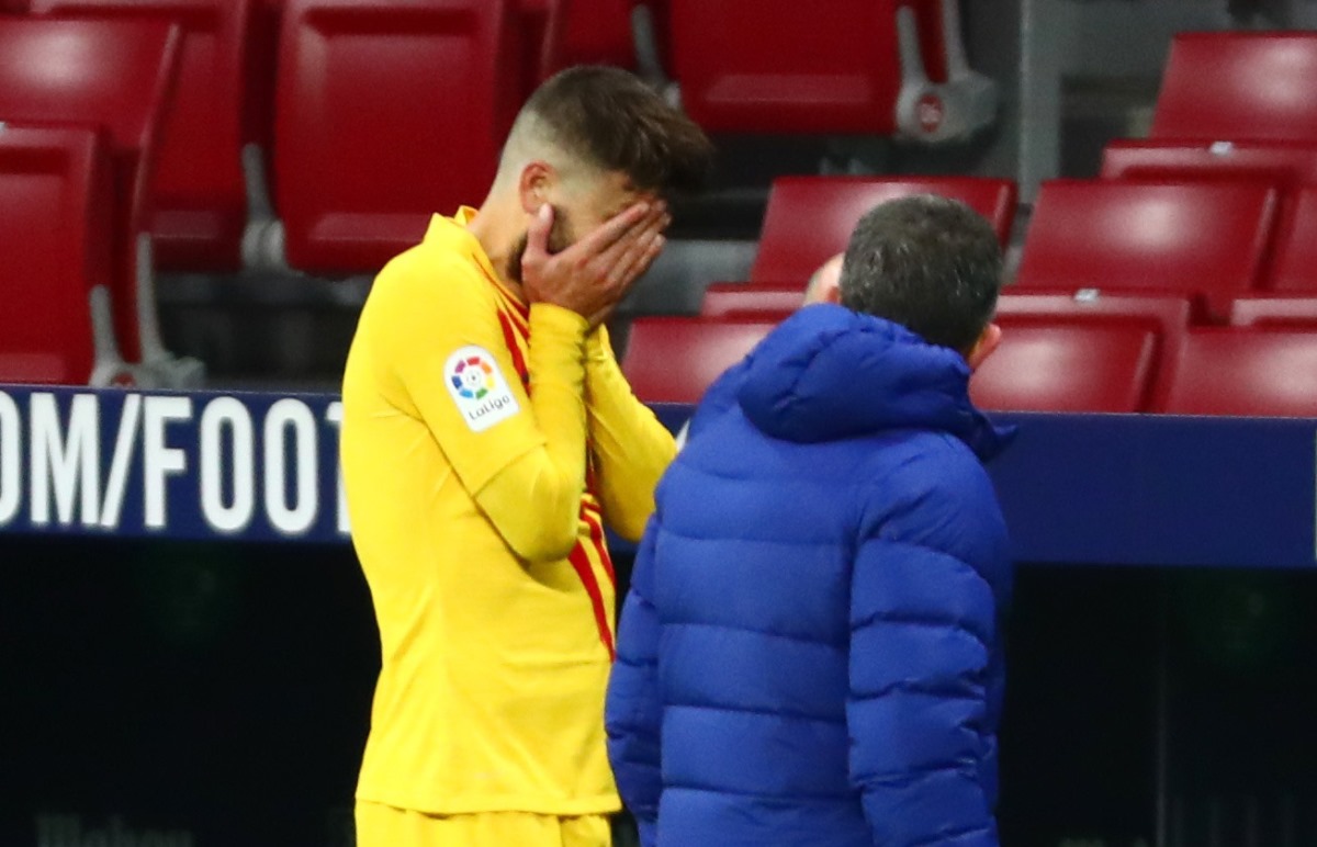 Soccer Football - La Liga Santander - Atletico Madrid v FC Barcelona - Wanda Metropolitano, Madrid, Spain - November 21, 2020 Barcelona's Gerard Pique leaves the pitch after sustaining an injury REUTERS