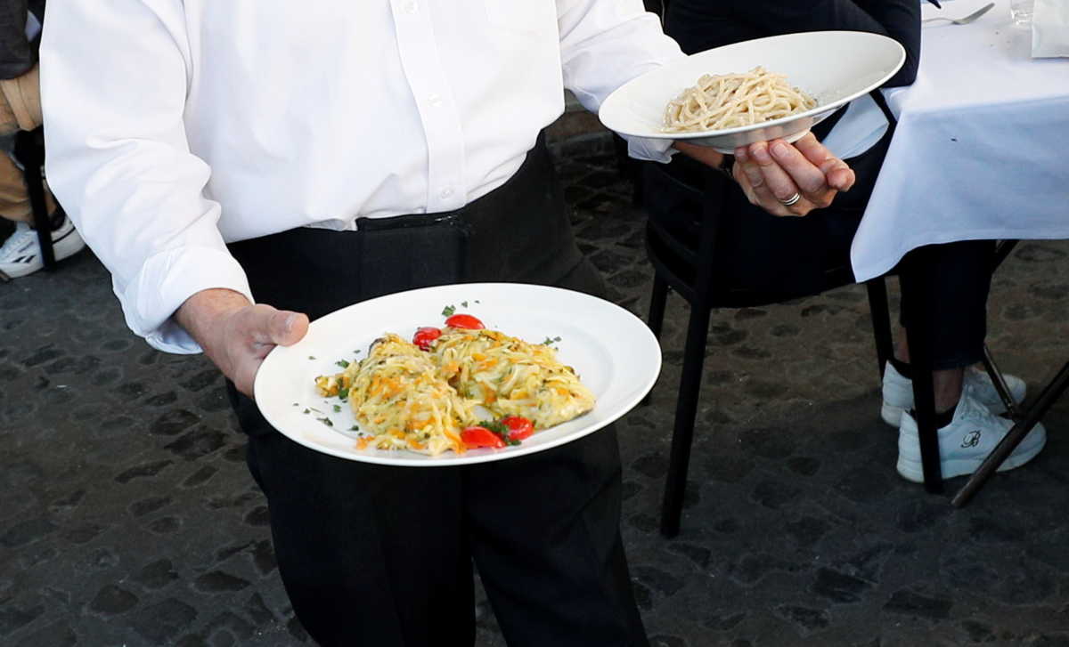 Κορονοϊός: Με αντισηπτικά και... ζυμαρικά περνούν την καραντίνα οι Γερμανοί