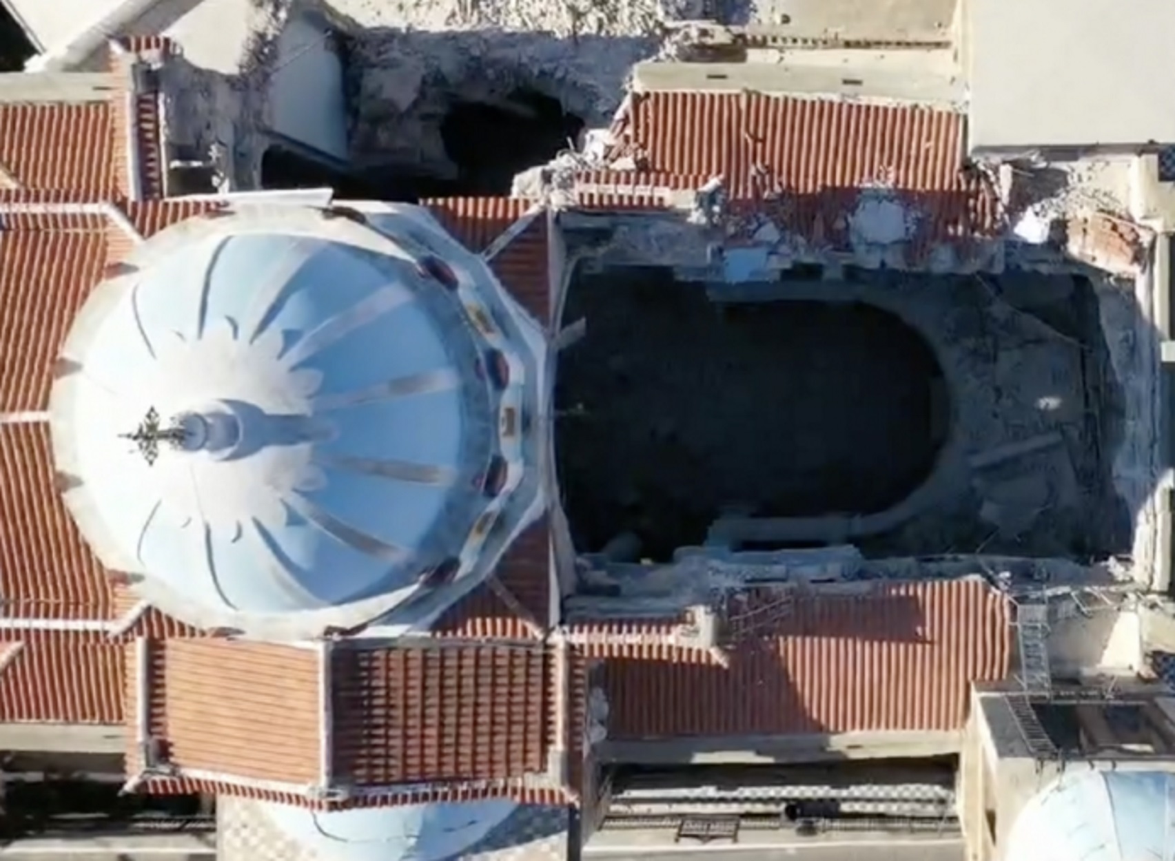 Σεισμός στη Σάμο: Οι τεράστιες ζημιές στην εκκλησία της Κοιμήσεως της Θεοτόκου (video)
