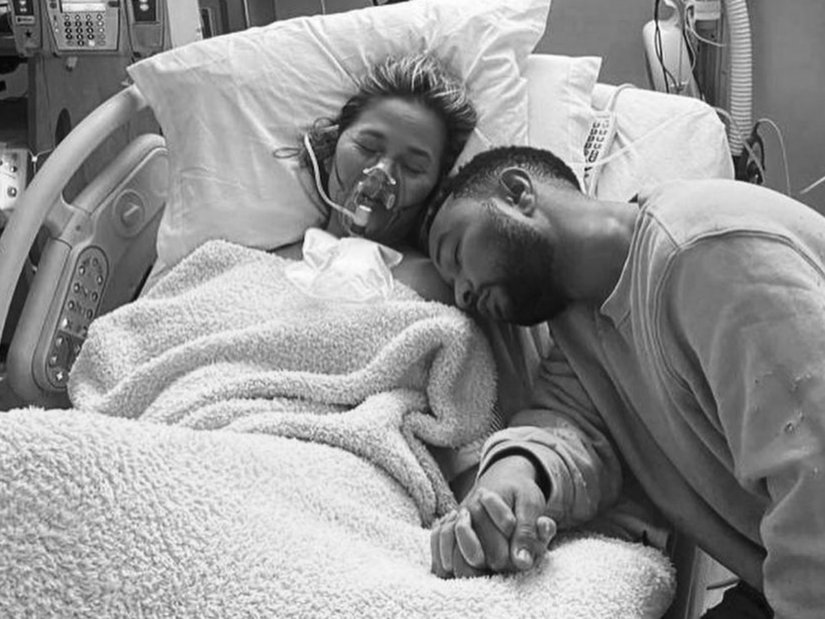 Το διάσημο μοντέλο απέβαλε τον Σεπτέμβριο και τώρα μιλά μπροστά στην κάμερα με τον σύζυγό της για τη θλιβερή απώλεια